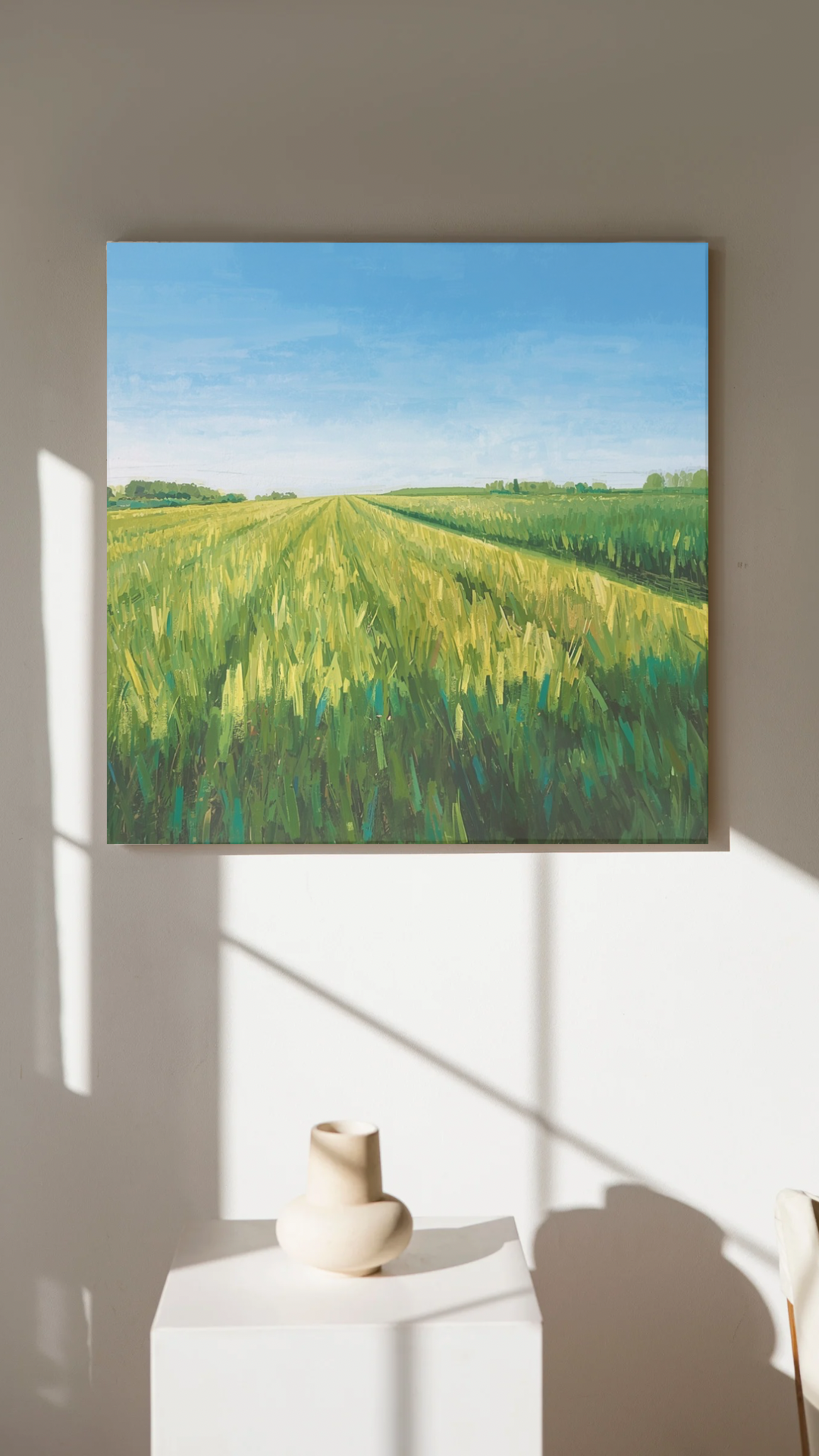 Zwolle grasveld canvas schilderij met hoog groen gras en blauwe lucht aan witte muur in lichte moderne woonruimte — premium wanddecoratie