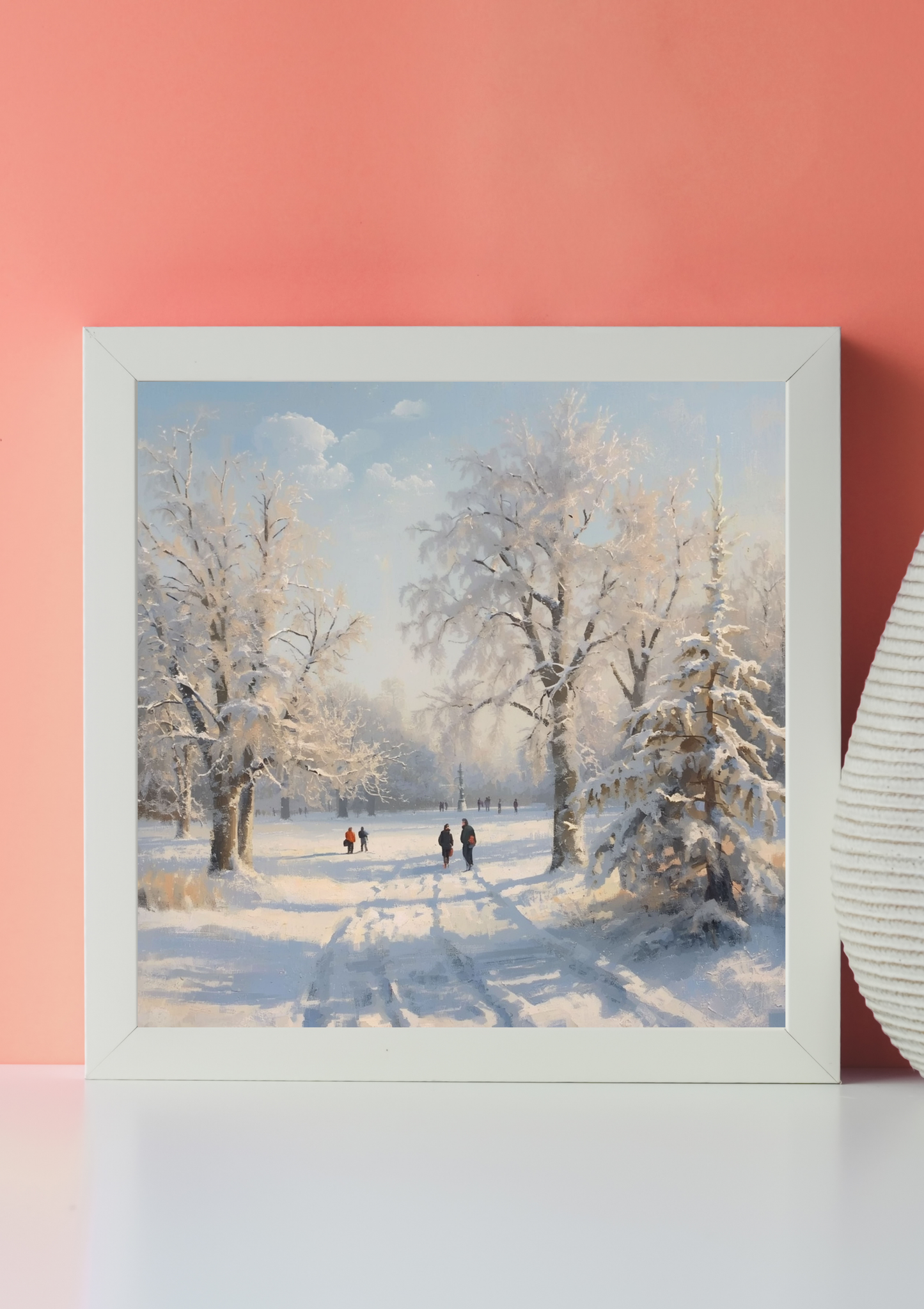 Groningen winters stadspark canvas schilderij met besneeuwde bomen en wandelaars in wit frame op roze muur in moderne woonruimte — premium wanddecoratie