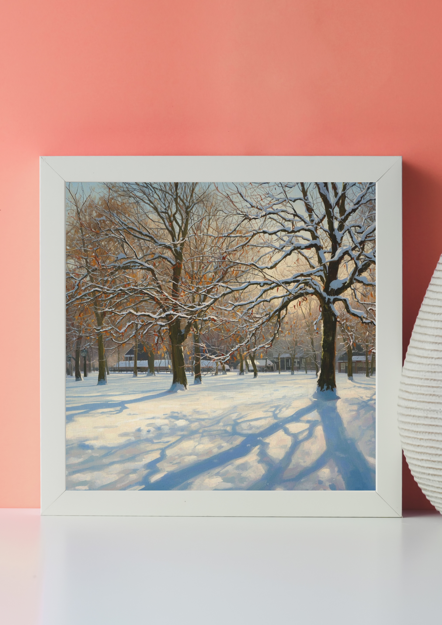 Groningen besneeuwd park canvas schilderij met kale bomen en blauwe schaduwen in wit frame op roze muur in moderne woonruimte — premium wanddecoratie