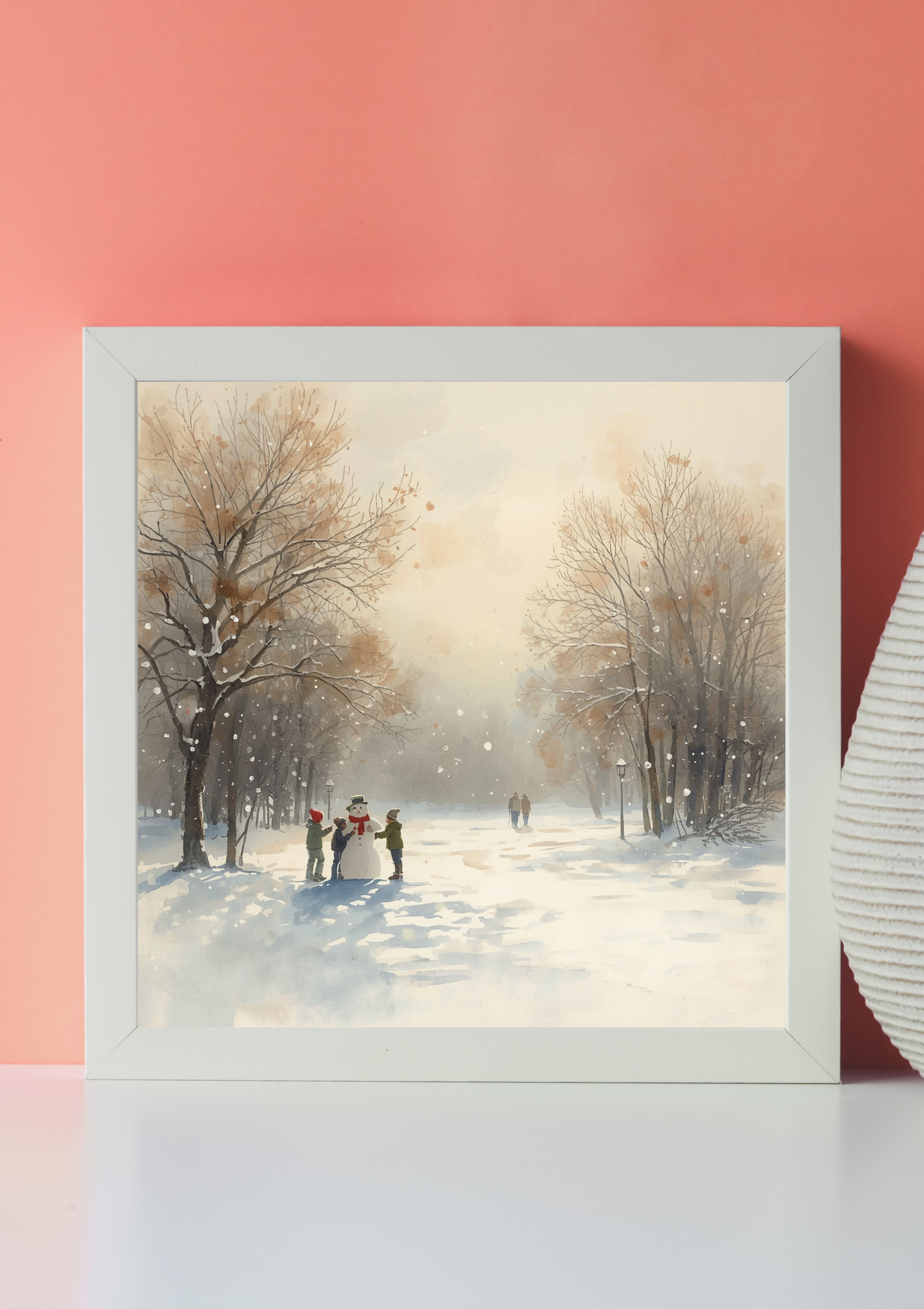 Groningen sneeuwpop canvas schilderij met mensen in besneeuwd park en vallende sneeuw in wit frame op roze muur in moderne woonruimte — premium wanddecoratie