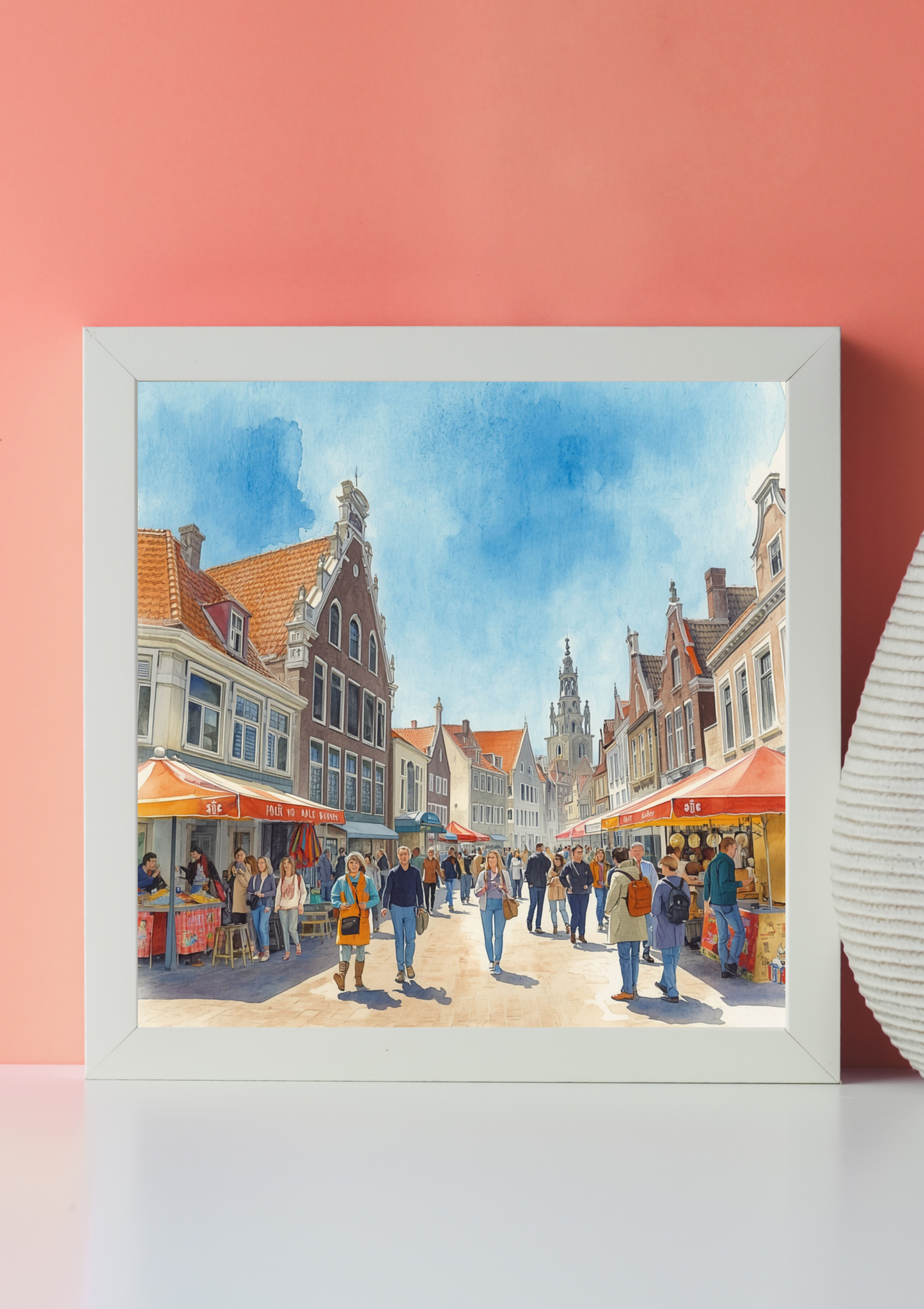 Groningen markt canvas schilderij met oranje parasols, historische gevels en kerktoren in wit frame op roze muur in moderne woonruimte — premium wanddecoratie