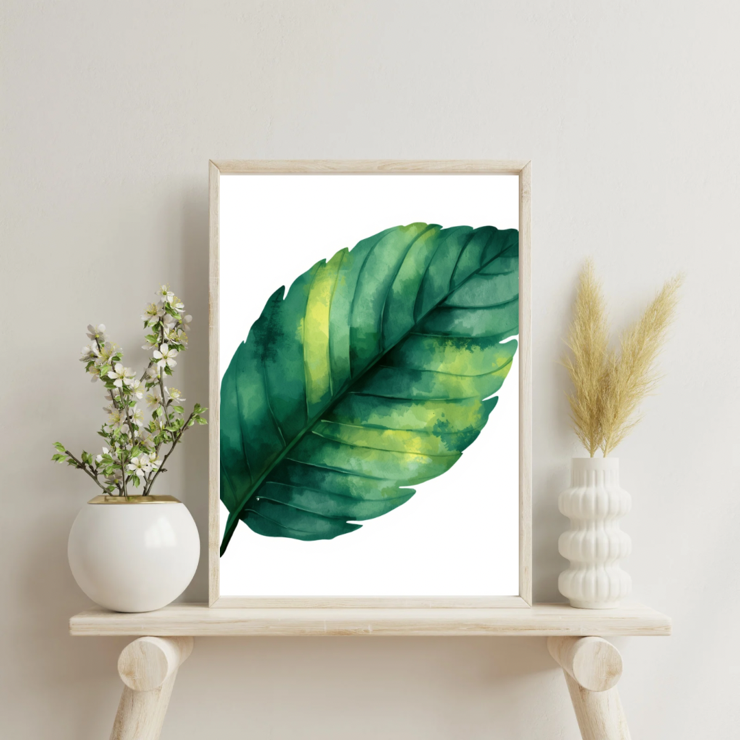 Tropisch blad schilderij in witte lijst staand op wit consoletafel naast witte vaas met droogbloemen – botanisch aquarel wall art interieur