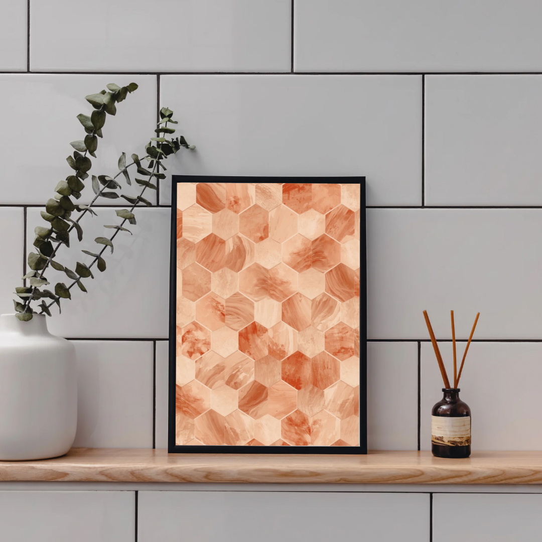 Geometrisch hexagon perzik marmer schilderij in zwarte lijst staand op houten plank aan grijze tegelmuur naast witte vaas met eucalyptus en bruine diffuser – abstract wall art toilet