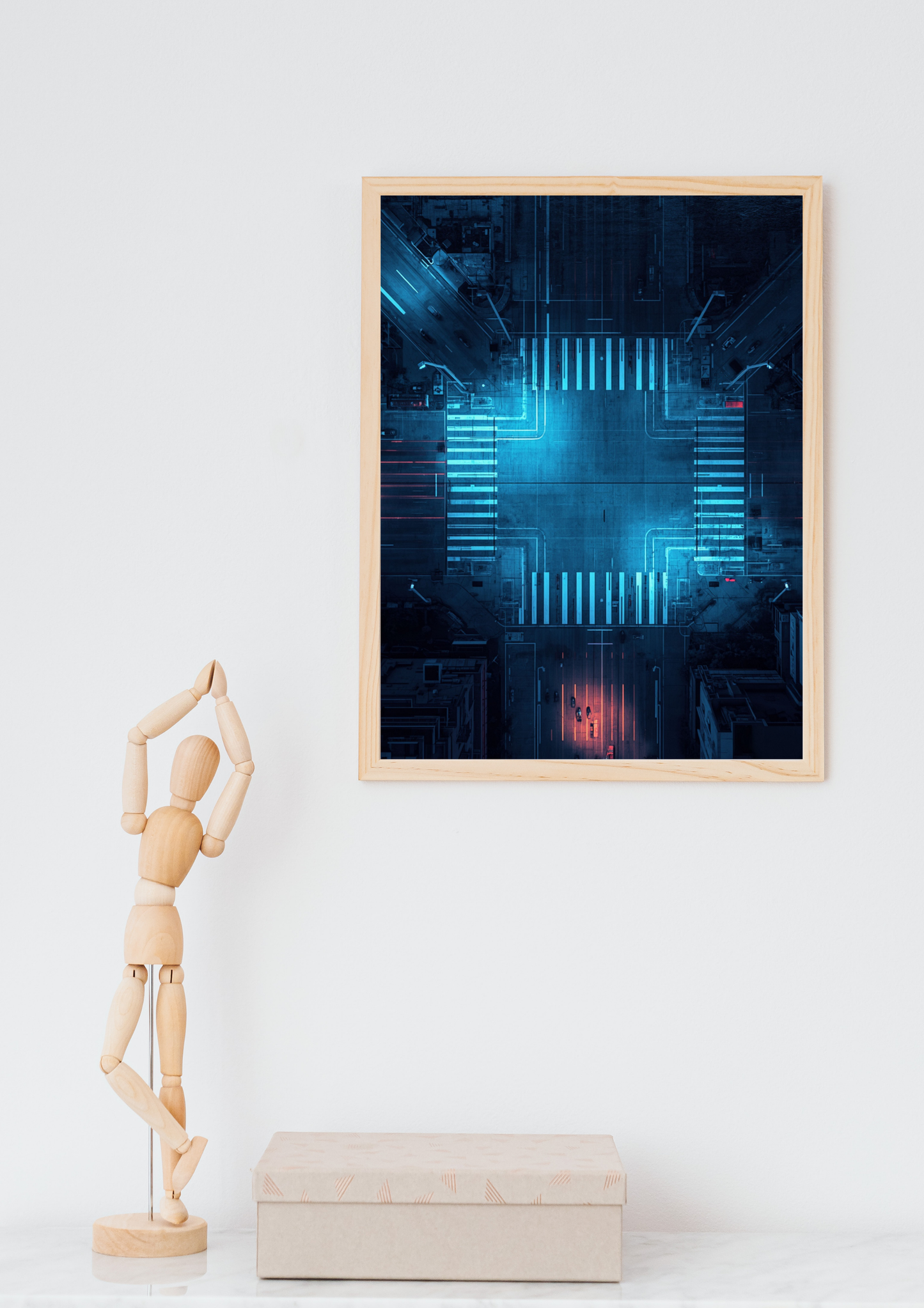 Cyberpunk processor neon schilderij in donkere lijst in houten boogvormige nis boven oranje bureau met bureaustoel en pegboard in modern kantoor – futuristisch wall art thuiskantoor