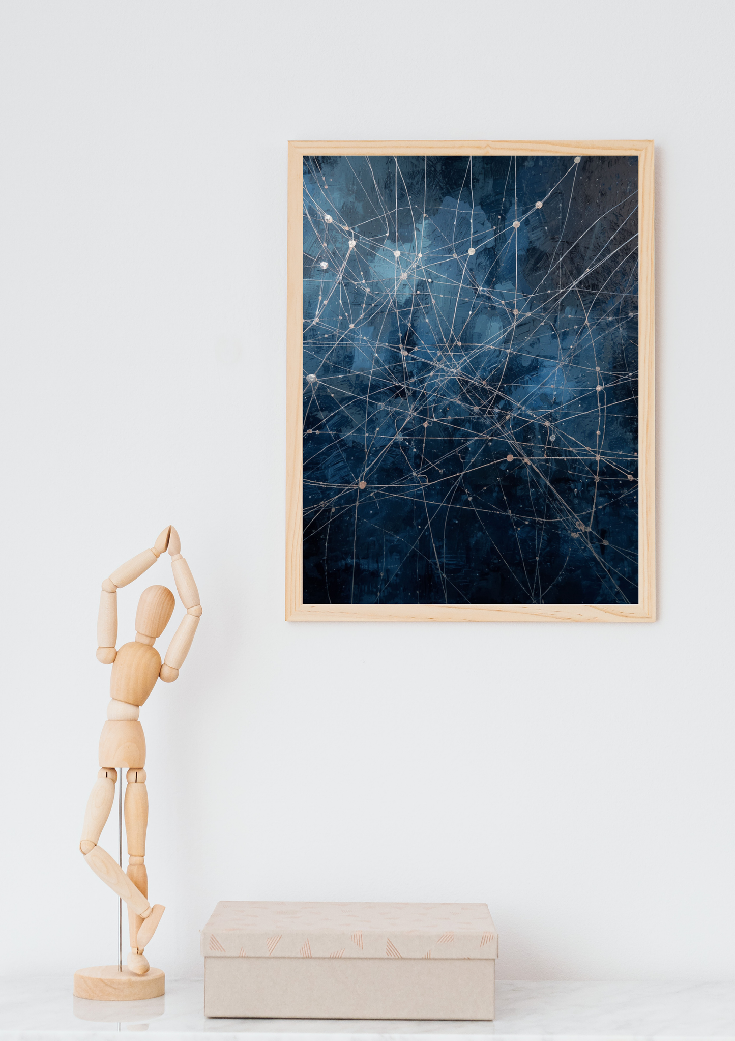 Neuraal netwerk schilderij in donkere lijst in houten boogvormige nis boven oranje bureau met bureaustoel en pegboard in modern kantoor – abstract wall art thuiskantoor