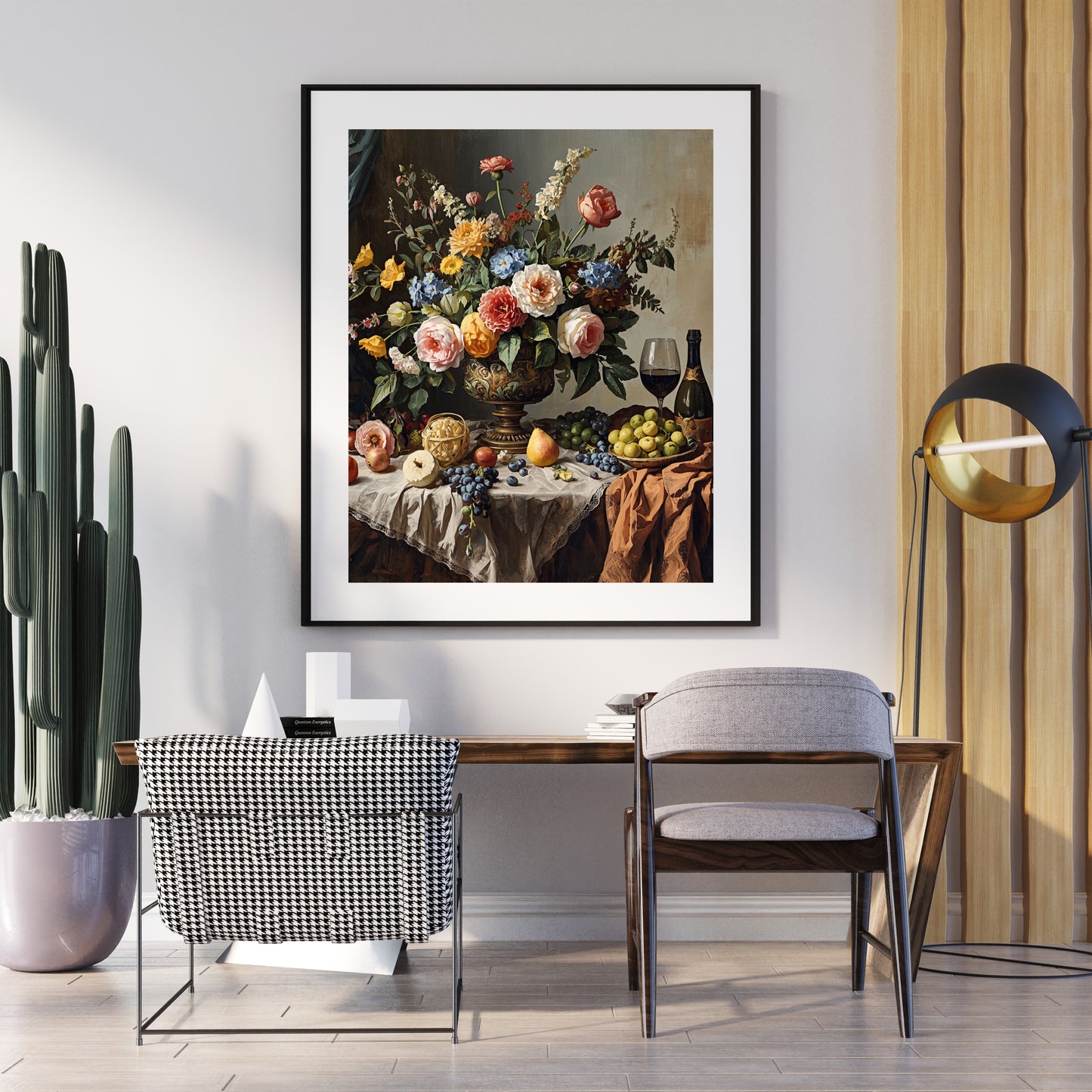 Barok bloemen stilleven canvas schilderij met kleurrijk boeket en druiven in lijst aan witte muur boven zwarte eettafel met stoelen en staande lamp – eetkamer wanddecoratie