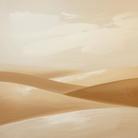 Abstract schilderij met vloeiende zachte beige en gouden duingolven die als een serene en warme woestijnlandschap over het crème fond bewegen – sereen warm wall art print voor de logeerkamer
