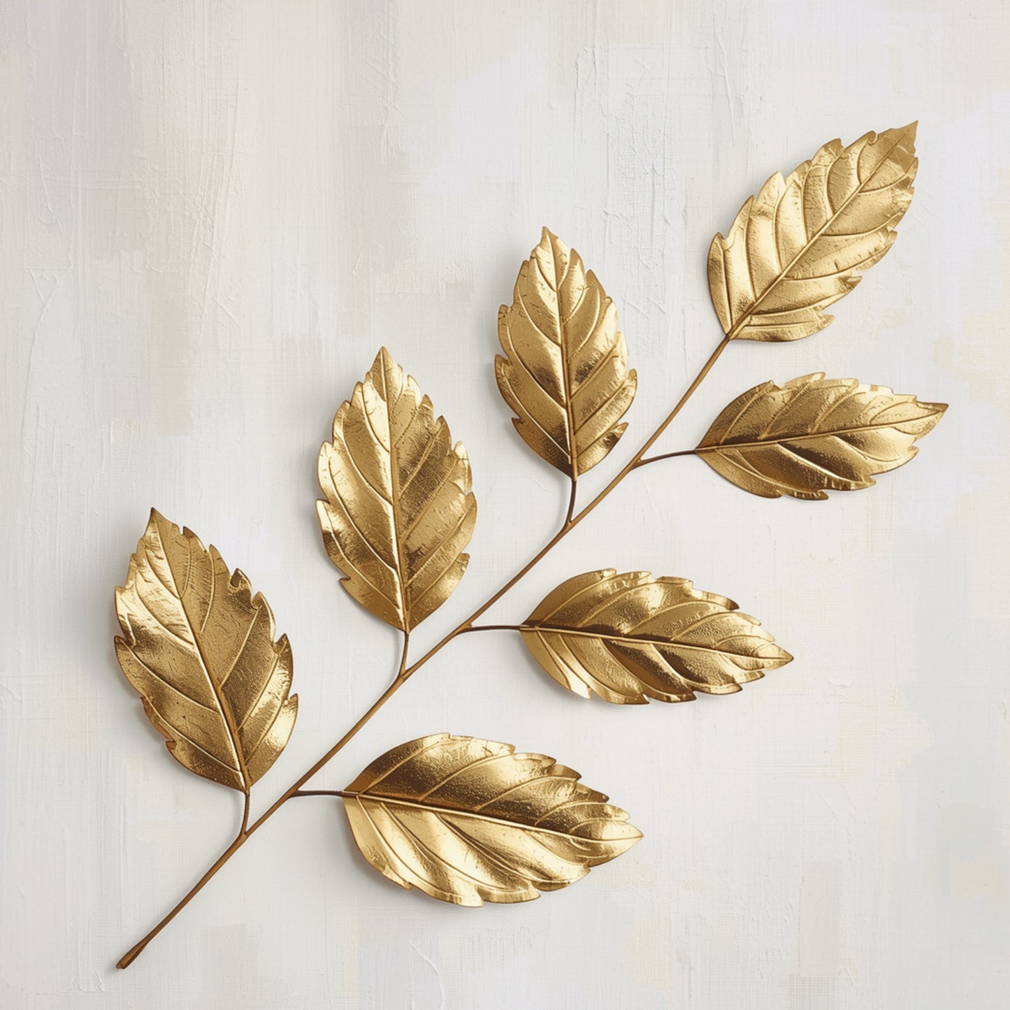 Botanisch schilderij met glanzende gouden bladtak met gedetailleerde bladnerven op warm crème fond – luxueus tijdloos wall art print voor de logeerkamer

