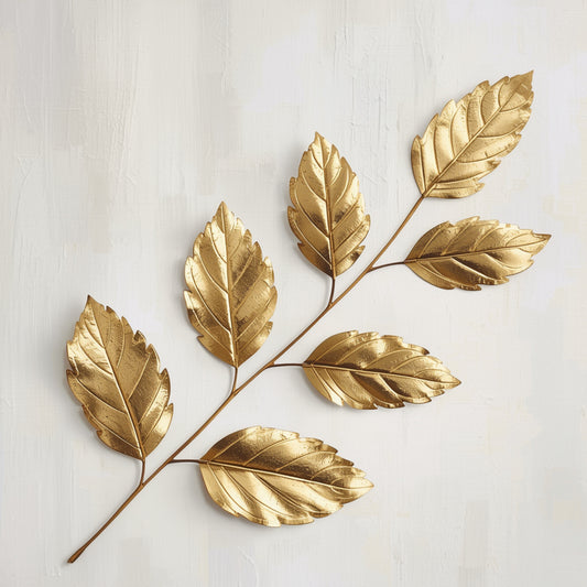 Botanisch schilderij met glanzende gouden bladtak met gedetailleerde bladnerven op warm crème fond – luxueus tijdloos wall art print voor de logeerkamer
