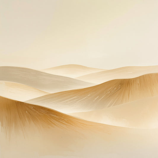 Abstract schilderij met vloeiende zachte beige en crème zandgolven die als een sereen en minimalistisch woestijnlandschap over het lichte fond bewegen – sereen minimalistisch wall art print voor de logeerkamer
