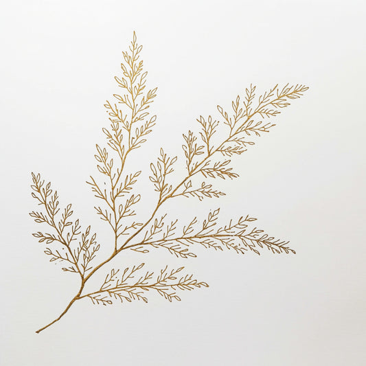 Botanisch schilderij met fijne gouden olijftak met delicate kleine blaadjes in een elegante diagonale compositie op warm crème fond – elegant tijdloos wall art print voor de logeerkamer
