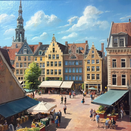 Breda marktplein schilderij met drukke markt, imposante kleurrijke trapgevelpanden, witte parasols, wandelende mensen en slanke kerktoren onder strakblauwe zomerlucht – realistisch wall art print
