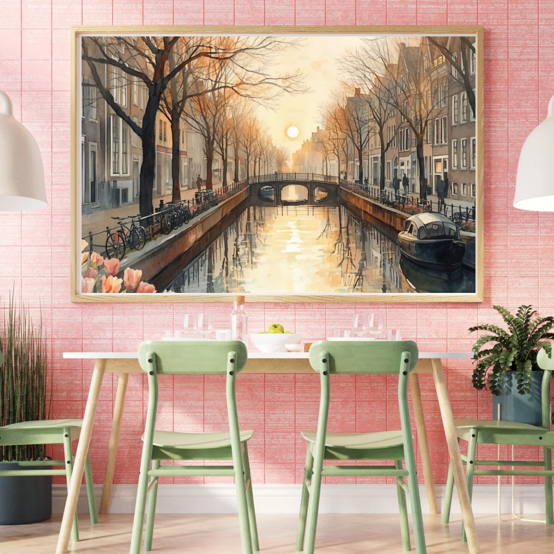 Den Haag gracht schilderij in houten lijst boven eettafel met groene stoelen – warm aquarel cityscape print