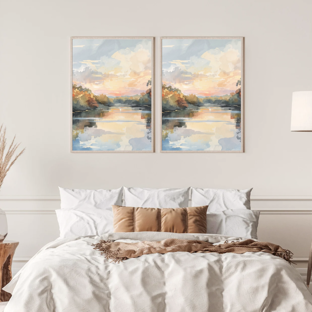 Herfst rivier schilderij als set van twee in donkere lijsten aan witte muur boven wit bed met bruine kussens en witte beddengoed – aquarel wall art slaapkamer
