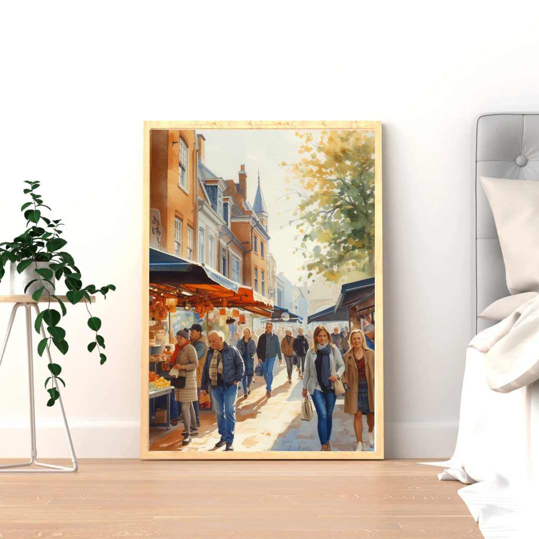 Delft marktstraat schilderij in witte lijst aan witte muur naast groene plant op lichte houten vloer – aquarel wall art woonkamer
