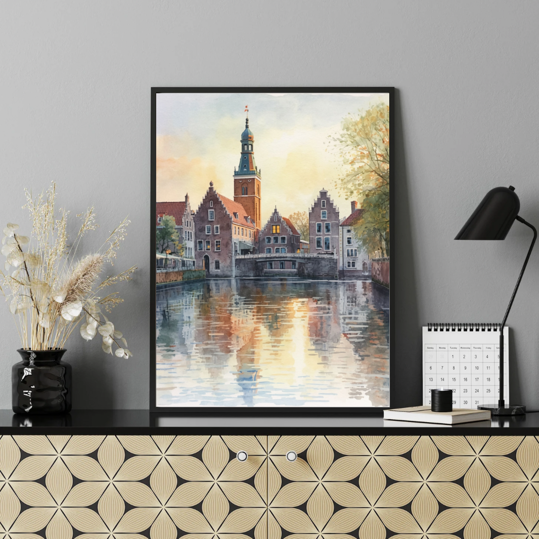 Breda herfstgracht schilderij in donkere lijst aan zwarte muur boven zwart bureau met zwarte lamp en decoraties – aquarel wall art thuiskantoor

