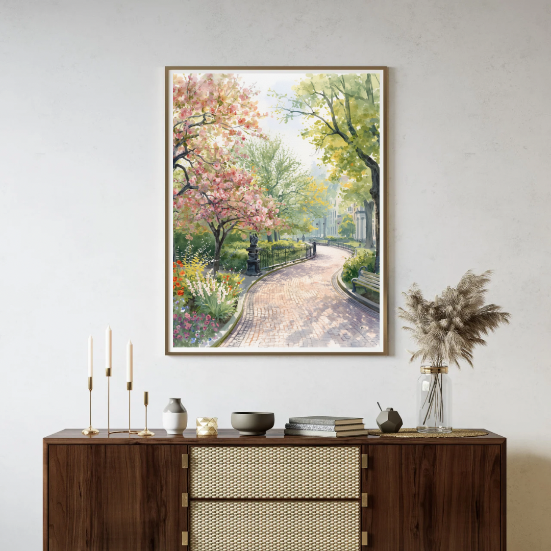 Delft lentepark schilderij in lichte houten lijst aan witte muur boven donker houten dressoir met vaas en decoraties – aquarel wall art woonkamer

