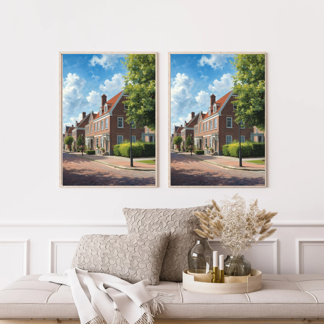Delft villawijk schilderij als set van twee in witte lijsten aan witte muur boven witte bank met grijze kussens en plant – realistisch wall art woonkamer
