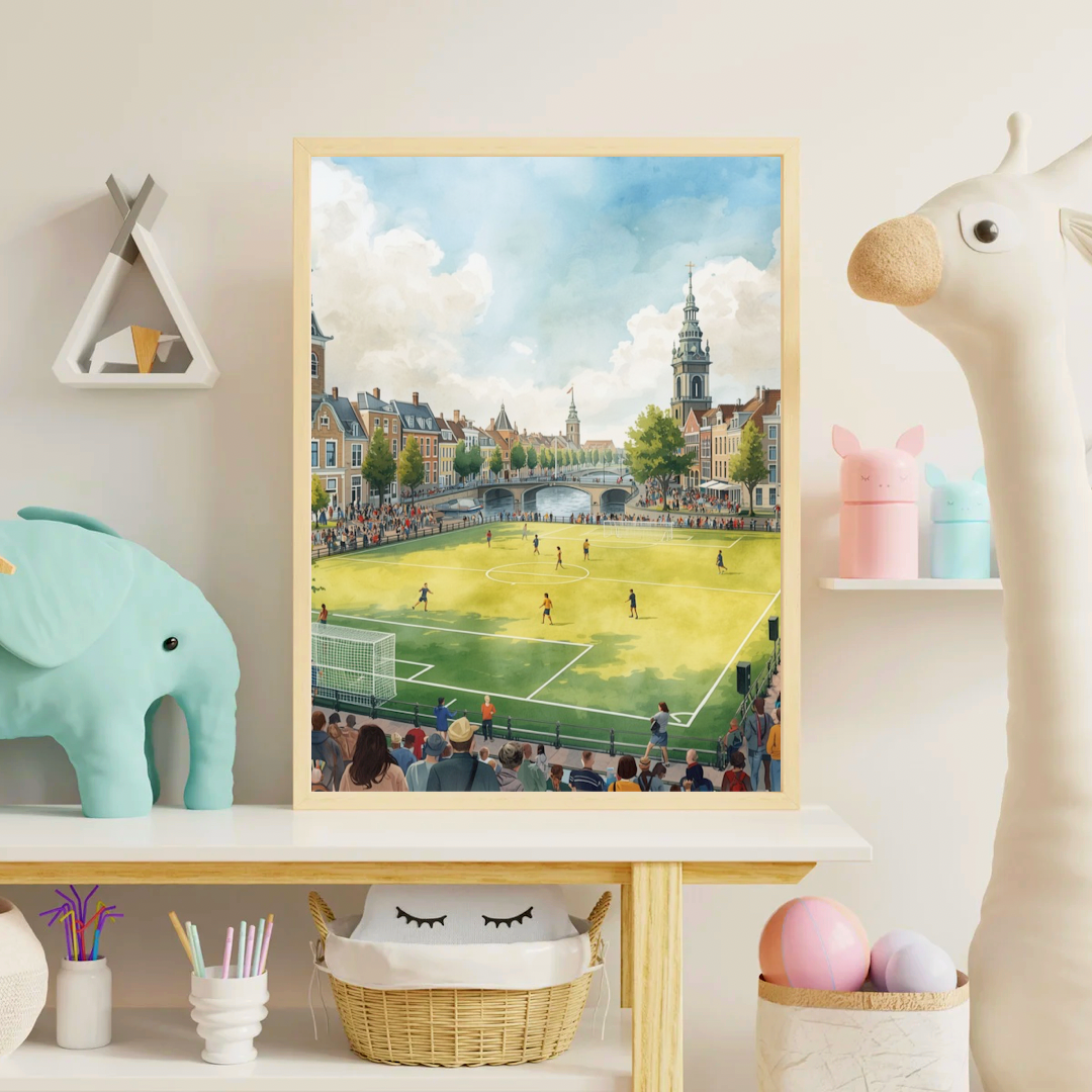 Delft voetbal schilderij in witte lijst op roze plank met speelgoed dinosaurus en kleine decoraties – sportieve wall art kinderkamer
