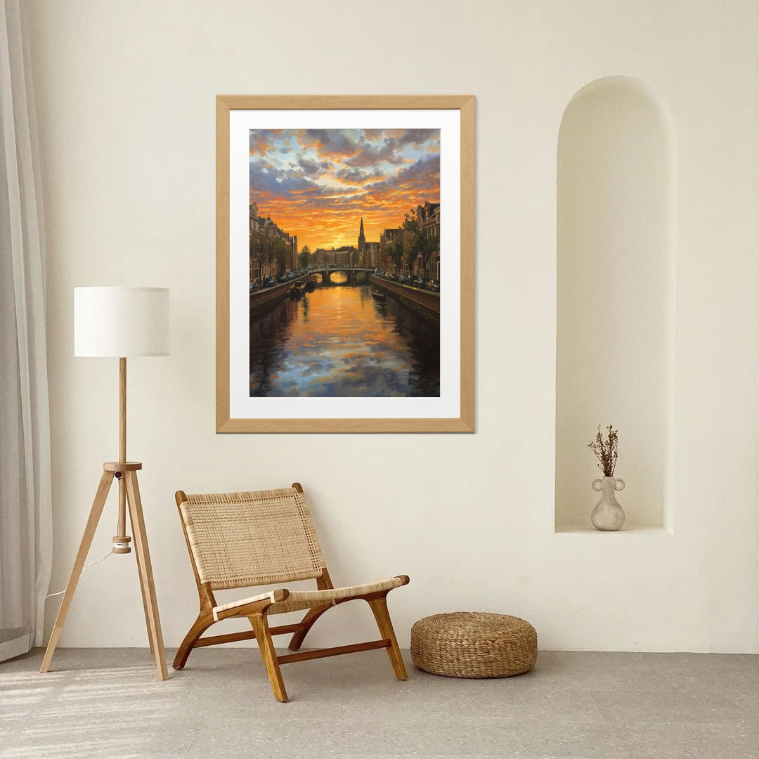 Breda zonsondergang gracht schilderij in lichte houten lijst aan witte muur naast houten stoel met plant op lichte vloer – cinematisch wall art woonkamer
