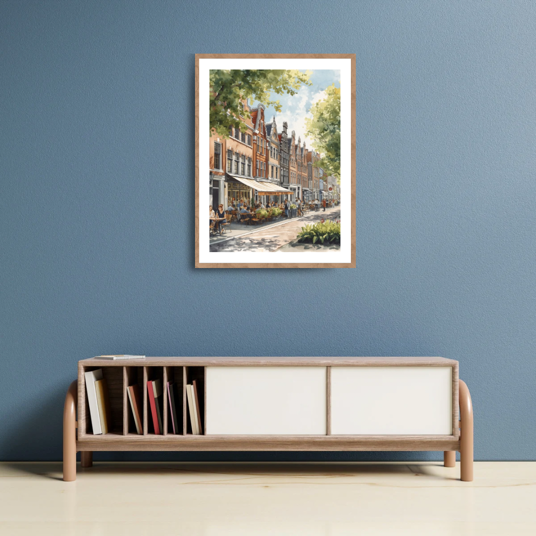 Breda terrasstraat schilderij in donkere lijst aan blauwe muur boven wit tv-meubel met decoraties en speakers – aquarel wall art woonkamer
