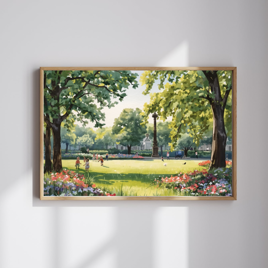 Breda zomerpark schilderij in lichte lijst aan witte muur boven licht houten dressoir met plant en decoraties – aquarel wall art woonkamer
