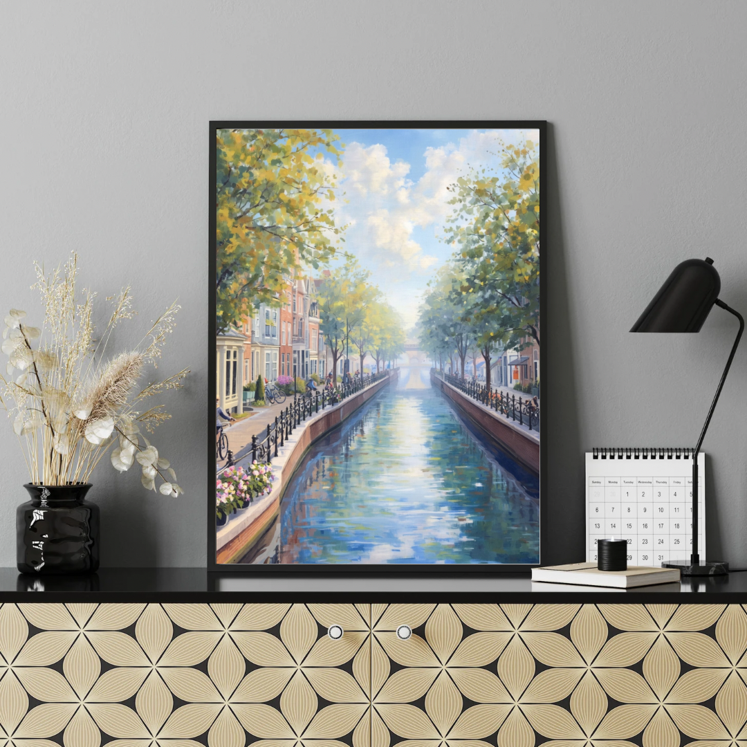 Delft zomergracht schilderij in donkere lijst aan witte muur boven donker houten dressoir met zwarte lamp en decoraties – realistisch wall art woonkamer
