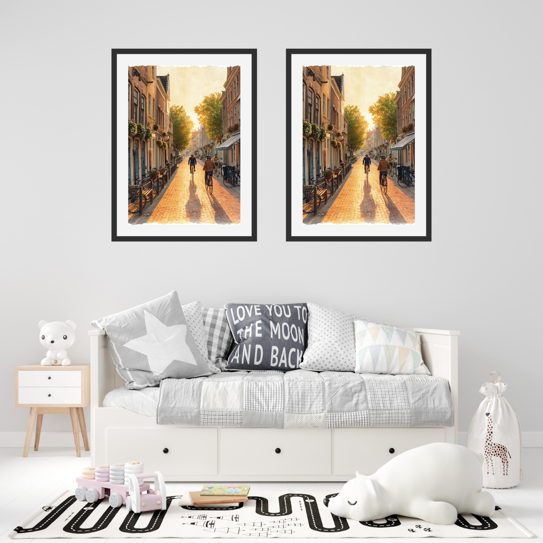 Delft avondstraat schilderij als set van twee in donkere lijsten aan witte muur boven witte bank met witte kussens en witte salontafel – cinematisch wall art woonkamer
