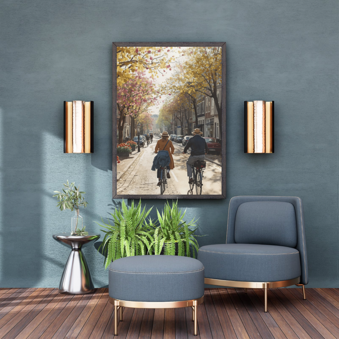 Delft herfst fietsers schilderij in donkere lijst aan blauwe muur boven donkerblauwe bank met gouden kussens en plant – cinematisch wall art woonkamer
