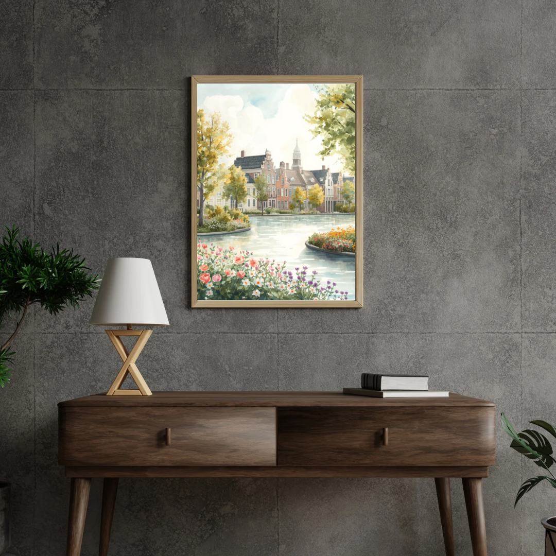 Delft gracht villa schilderij in donkere lijst aan donkere muur boven donker houten dressoir met witte lamp en decoraties – romantische aquarel wall art woonkamer
