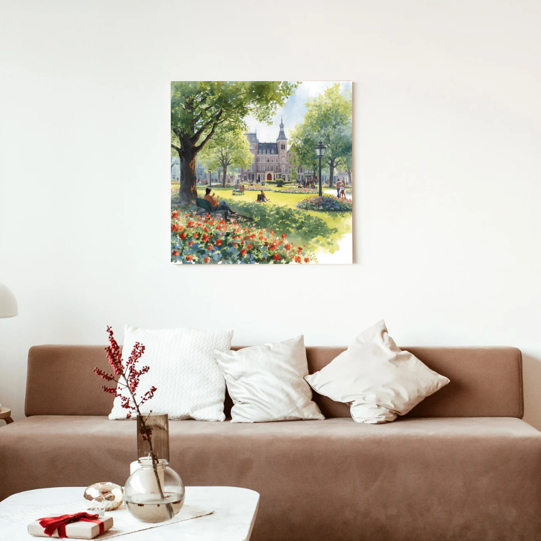 Amsterdam park schilderij zonder lijst aan witte muur boven bruine bank met witte kussens – zomers aquarel wall art woonkamer

