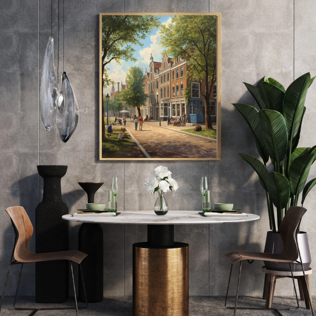 Delft zomerse laan schilderij in donkere lijst aan donkere muur boven ronde witte tafel met zwarte stoelen en plant – realistisch wall art eetkamer
