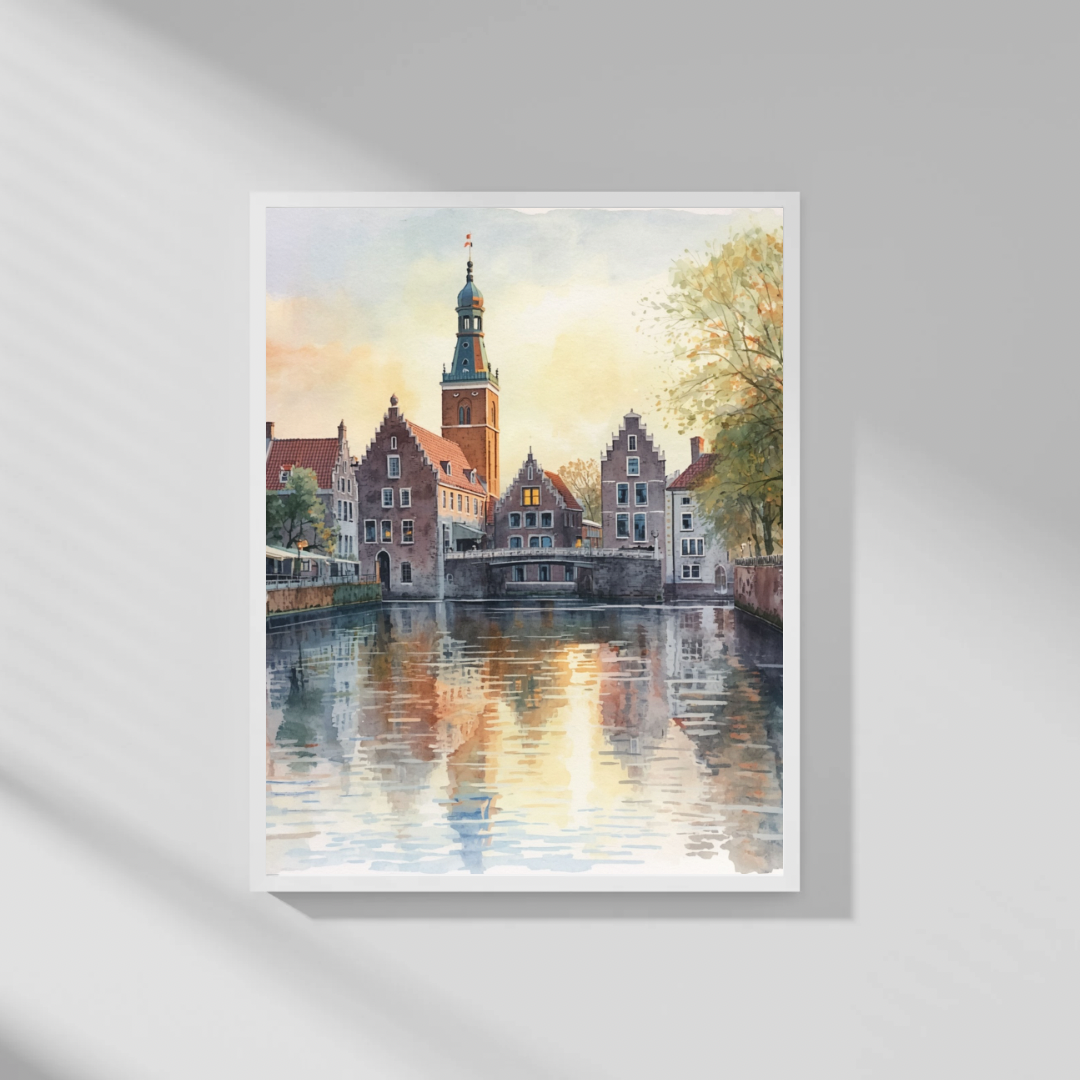 Breda herfstgracht schilderij in lichte lijst aan witte muur naast witte vaas op lichte houten vloer – aquarel wall art woonkamer

