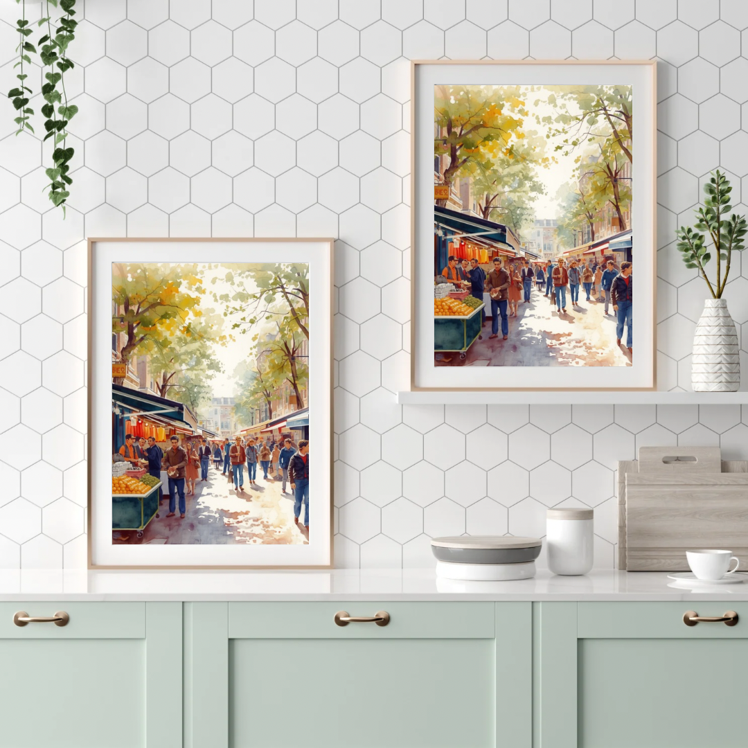 Breda markt schilderij als set van twee in witte lijsten aan witte muur boven lichtblauwe keuken met witte aanrecht – aquarel wall art keuken
