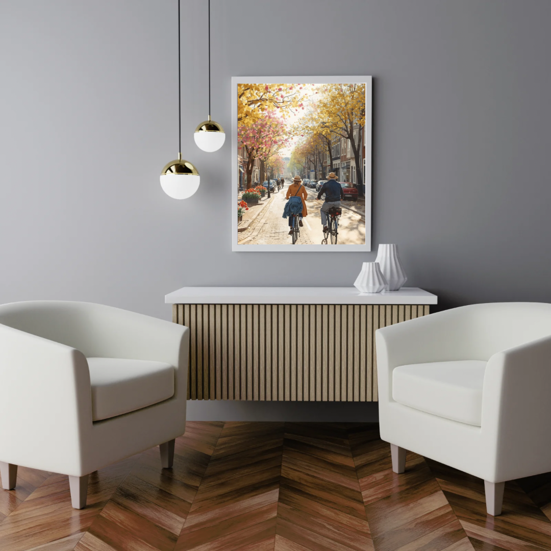 Delft herfst fietsers schilderij in witte lijst aan witte muur boven witte ronde tafel met witte stoelen en hanglamp – cinematisch wall art eetkamer
