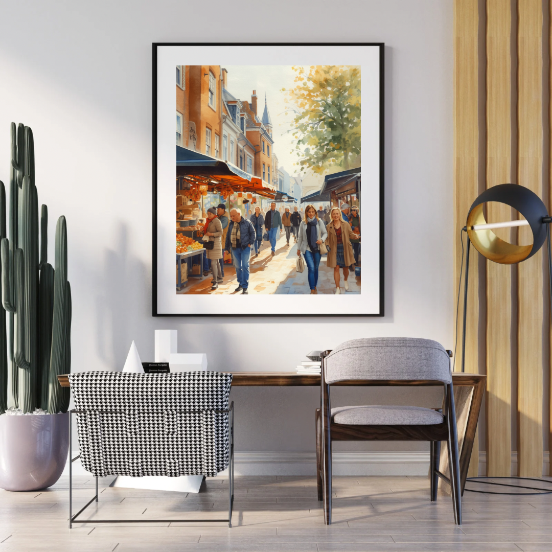 Delft marktstraat schilderij in donkere lijst aan grijze muur boven grijs bureau met lamp en decoraties – aquarel wall art thuiskantoor
