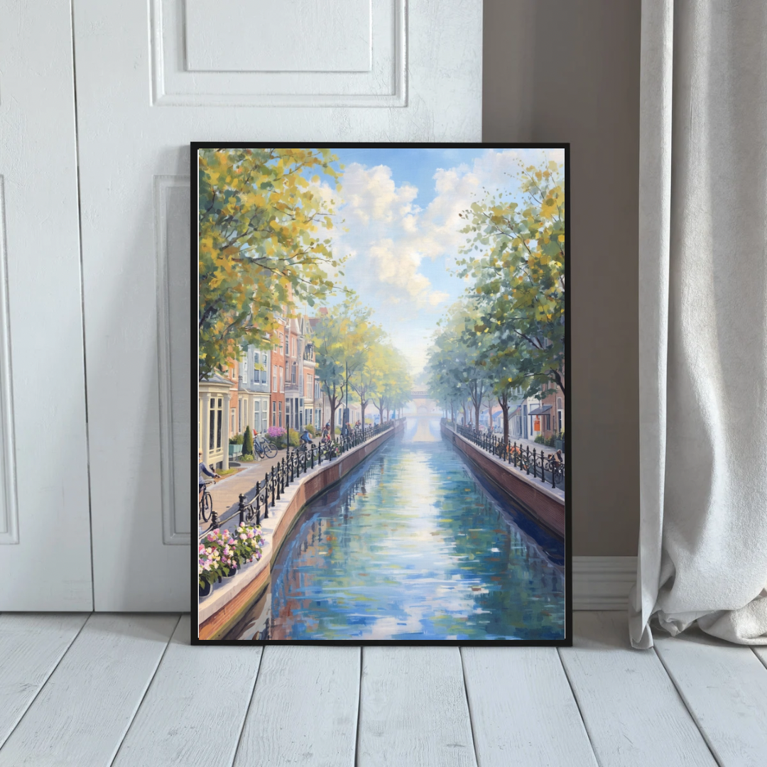 Delft zomergracht schilderij in donkere lijst staand op lichte houten vloer tegen witte muur naast witte radiator en plant – realistisch wall art woonkamer
