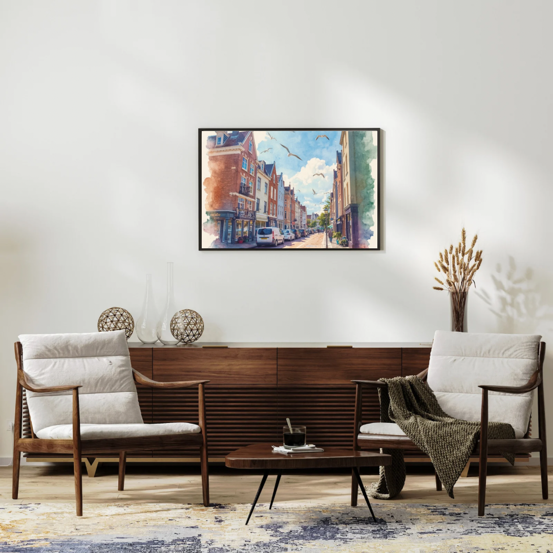 Den Haag straat schilderij in houten lijst aan witte muur boven donker houten dressoir – zomerse aquarel wall art woonkamer

