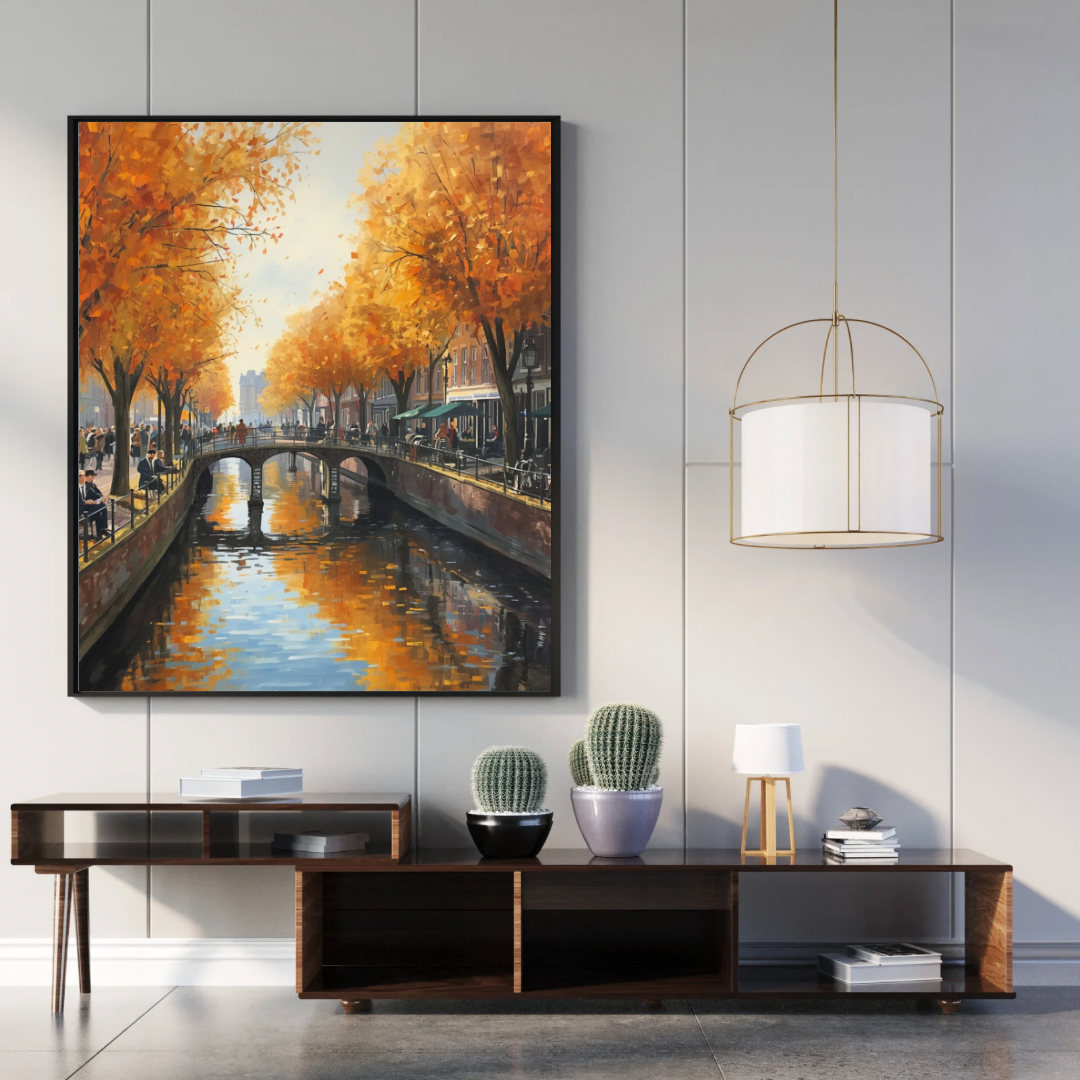 Herfstgracht schilderij in zwarte lijst aan grijze muur boven zwart tv-meubel met lamp en decoraties – impressionistisch wall art woonkamer
