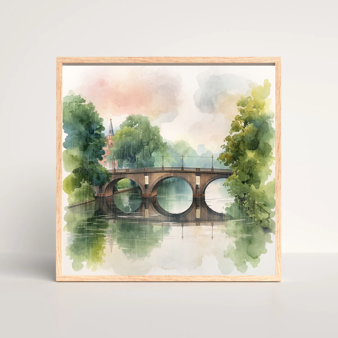 Arnhem brug schilderij in donkere lijst aan witte muur boven donker houten dressoir met lamp en decoraties – aquarel wall art woonkamer
