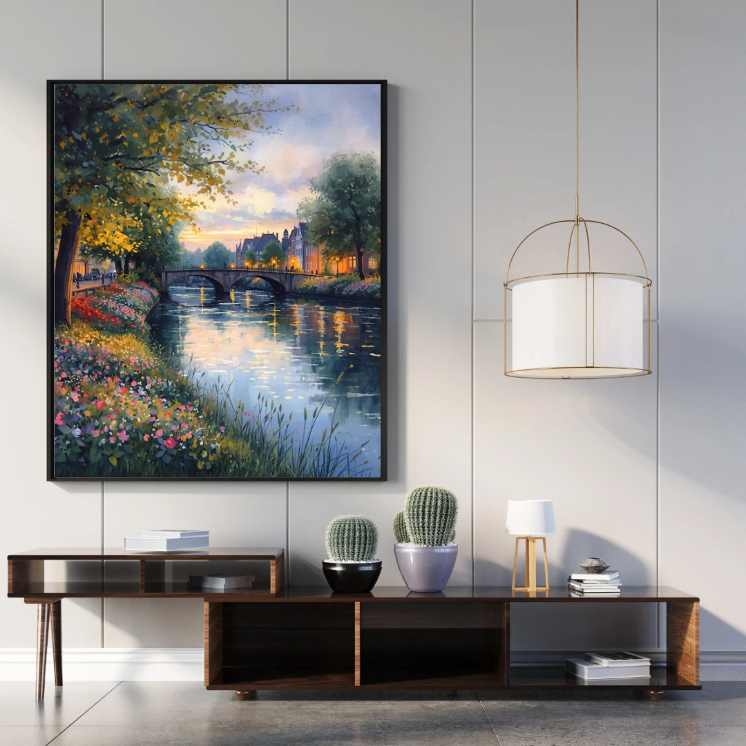 Gracht avond schilderij in zwarte lijst aan witte muur boven zwart tv-meubel met lamp en decoraties – impressionistisch wall art woonkamer
