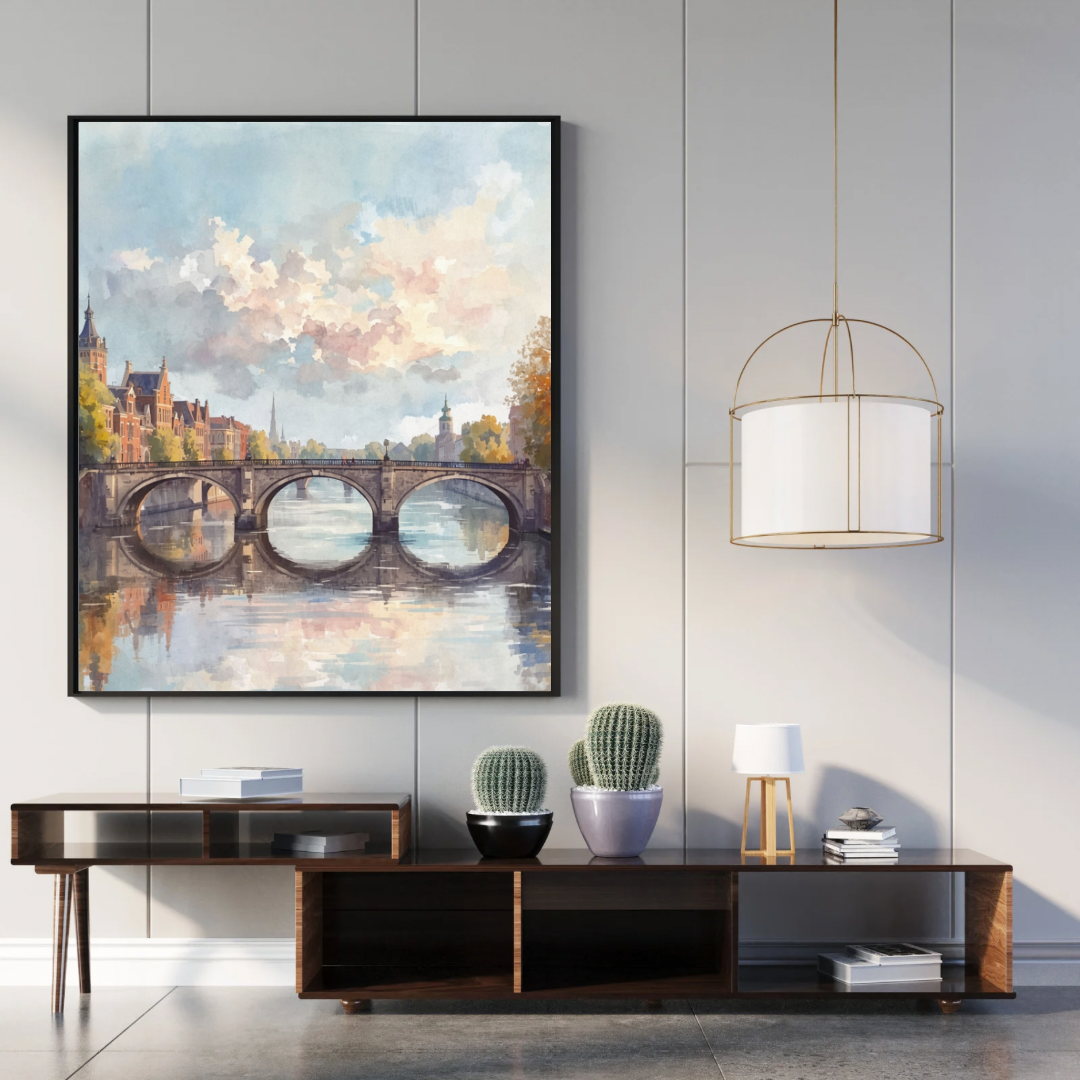 Herfstbrug schilderij in zwarte lijst aan witte muur boven zwart tv-meubel met lamp en decoraties – aquarel wall art woonkamer
