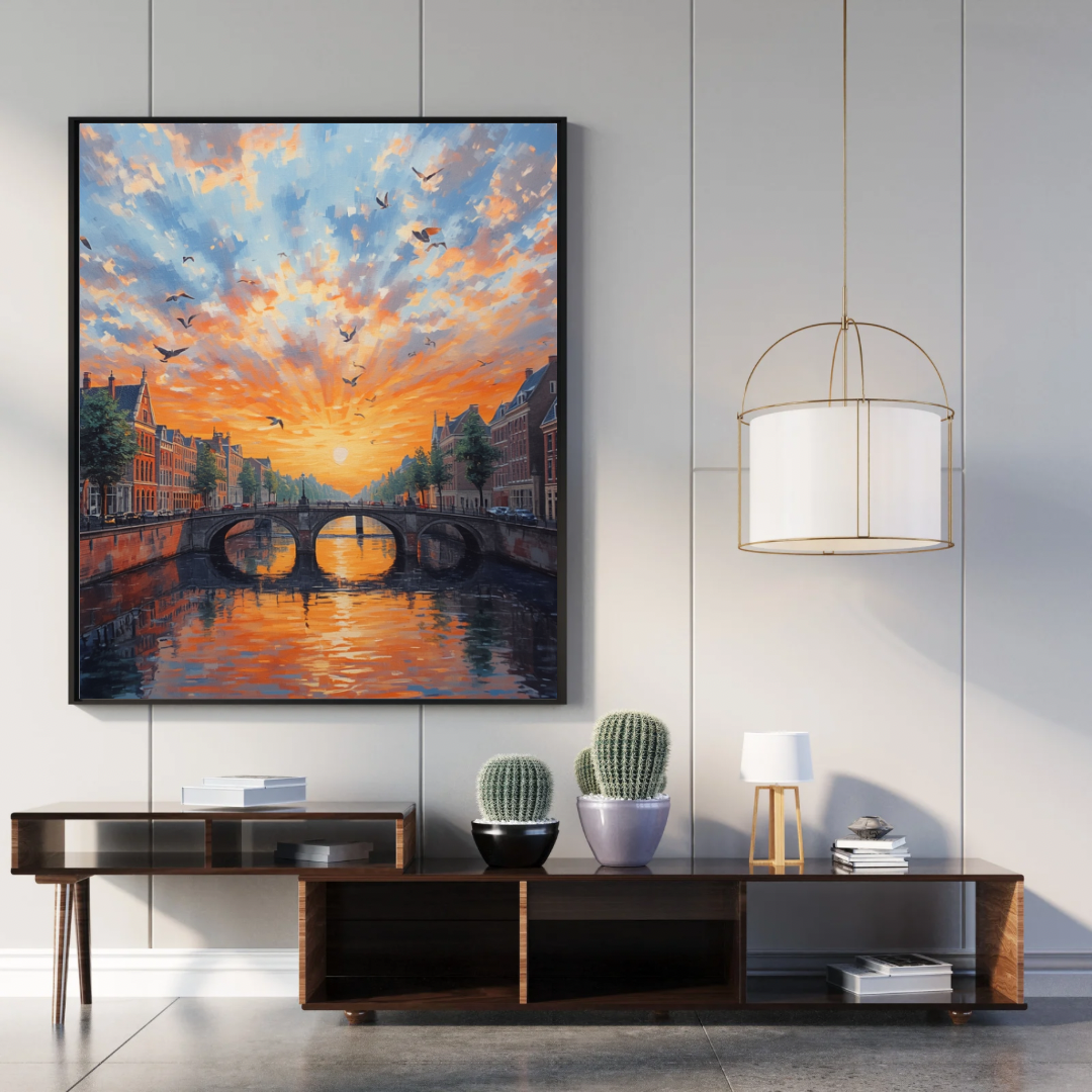 Gracht zonsondergang schilderij in zwarte lijst aan witte muur boven zwart tv-meubel met lamp en decoraties – cinematisch olieverf wall art woonkamer
