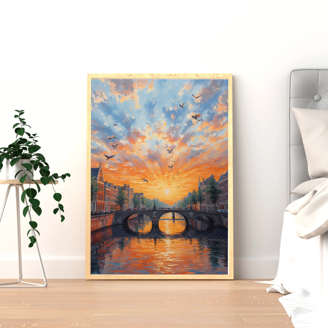 Gracht zonsondergang schilderij in gouden lijst staand op lichte houten vloer tegen witte muur naast grote groene plant – cinematisch olieverf wall art woonkamer
