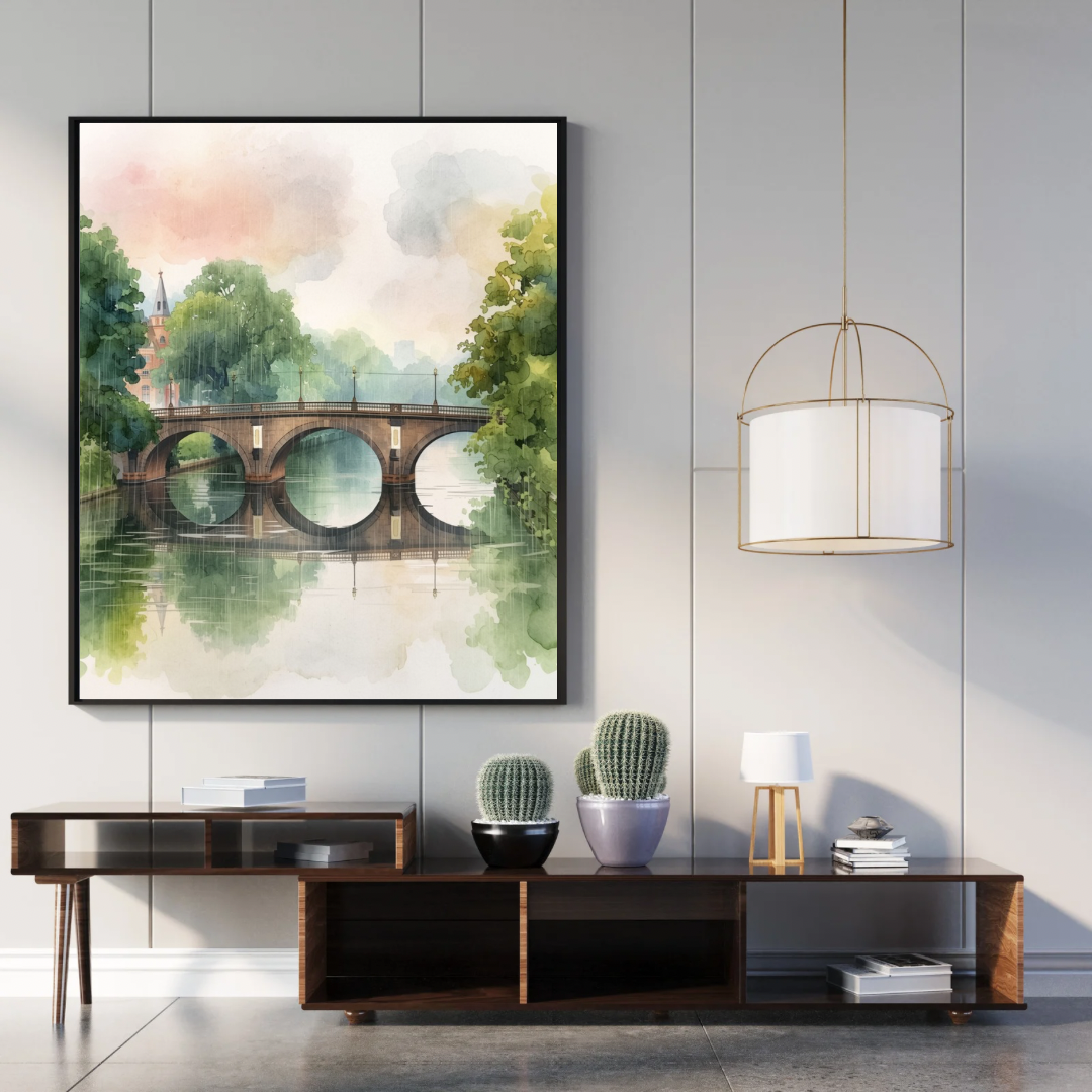 Arnhem brug schilderij in zwarte lijst aan grijze muur boven zwart tv-meubel met lamp en decoraties – aquarel wall art woonkamer
