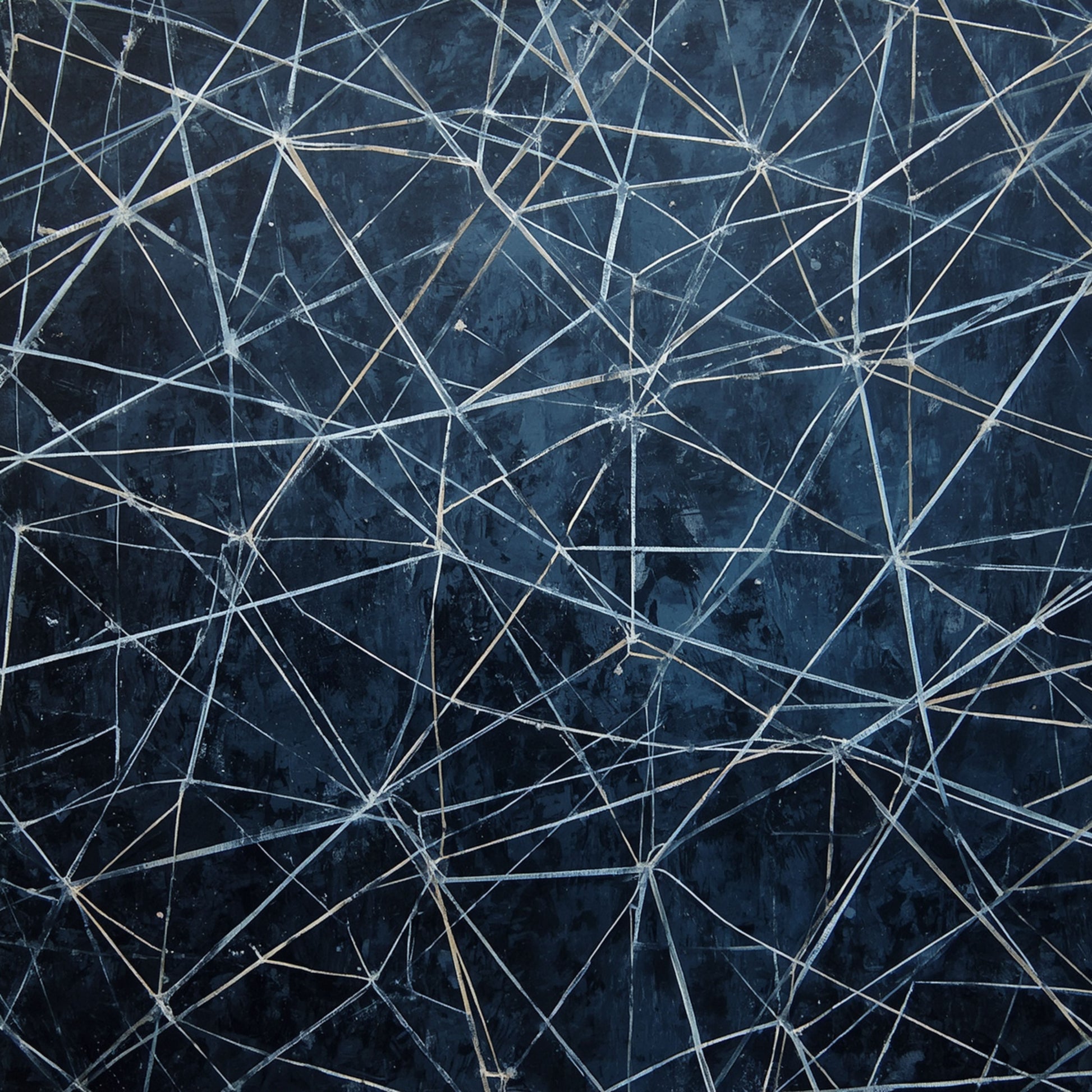 Abstract geometrisch lijnennetwerk schilderij met chaotisch dynamisch netwerk van witte en zilveren rechte lijnen die driehoekige vormen creëren op diepe marineblauw en antraciet geschilderde achtergrond met rijke penseelstructuur – abstract olieverf wall art print

