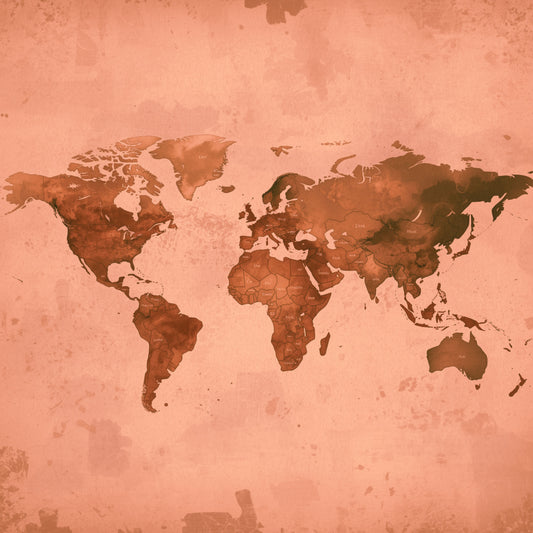 Vintage wereldkaart schilderij met continenten in warme terracotta roze en bruine tinten op verweerd zalmroze fond met subtiele vlekken en textuur – klassiek reisdecor wall art print voor de studeerkamer
