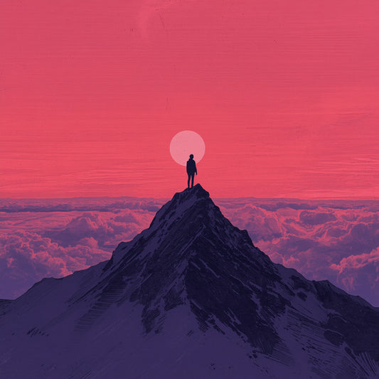 Bergpiek silhouet schilderij met eenzame figuur staand op scherpe donkerpaarse bergpiek boven zee van roze wolken onder stralende witte zon op vurig roze en magenta zonsondergangslucht – minimalistisch digitaal wall art print
