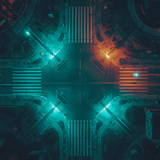 Neon kruispunt schilderij met symmetrisch stadskruispunt met gloeiende cyaan zebrapaden en kruisende lichtlijnen en warme oranje lichtexplosie in rechterbovenhoek op diepe nachtgroene achtergrond – cinematische drone fotografie wall art print
