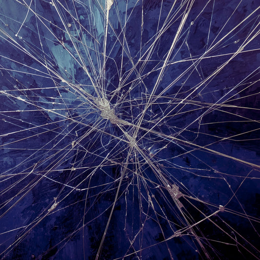 Abstract neuraal explosie schilderij met explosief web van witte en zilveren lijnen die uitbarsten vanuit een centraal knooppunt op diep marineblauw en paarse achtergrond met subtiele glinstering – abstract wall art print
